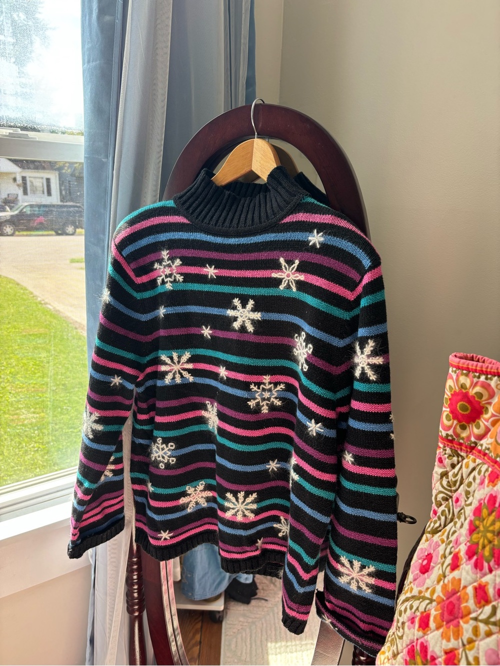Vintage 90s whimsical Snowflake Mock-Neck Sweater